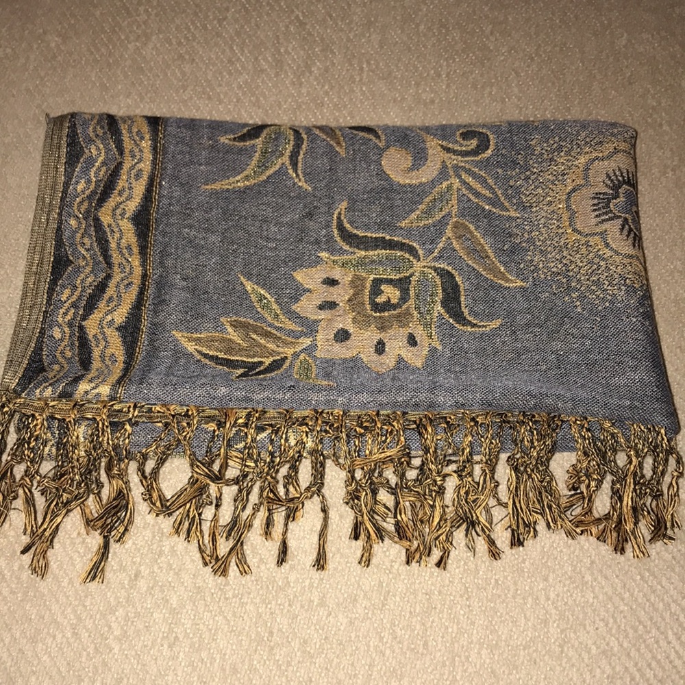 Woman’s Beautiful Paisley Pashmina